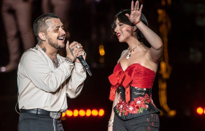 Christian Nodal y Ángela Aguilar actuando en un show.