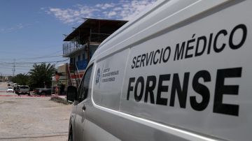 Peritos forenses trabajan en la zona donde se cometió un asesinato en Ciudad Juárez.