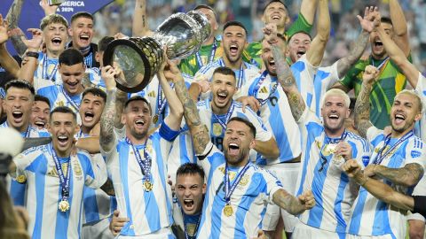 Selección de Argentina alzando la Copa América 2024.