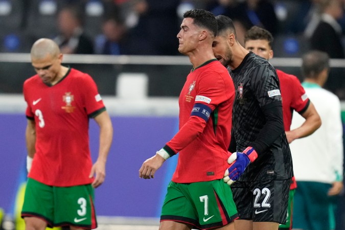 Cristiano Ronaldo llorando en partido de la Eurocopa 2024. Foto: Ariel Schalit / AP.