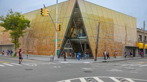 Ubicada en la concurrida intersección de las avenidas Central y Mott, la biblioteca es la pieza central de la revitalización del centro de Far Rockaway./Matthew Lapiska/DDC