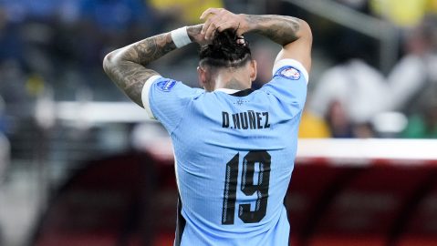 Darwin Núñez se lamenta durante partido ante Brasil en la Copa América 2024.