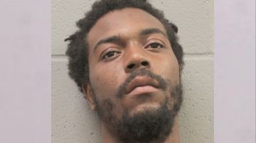 Deleon Delvontaye Davis, de 25 años fue arrestado y acusado de asesinato.