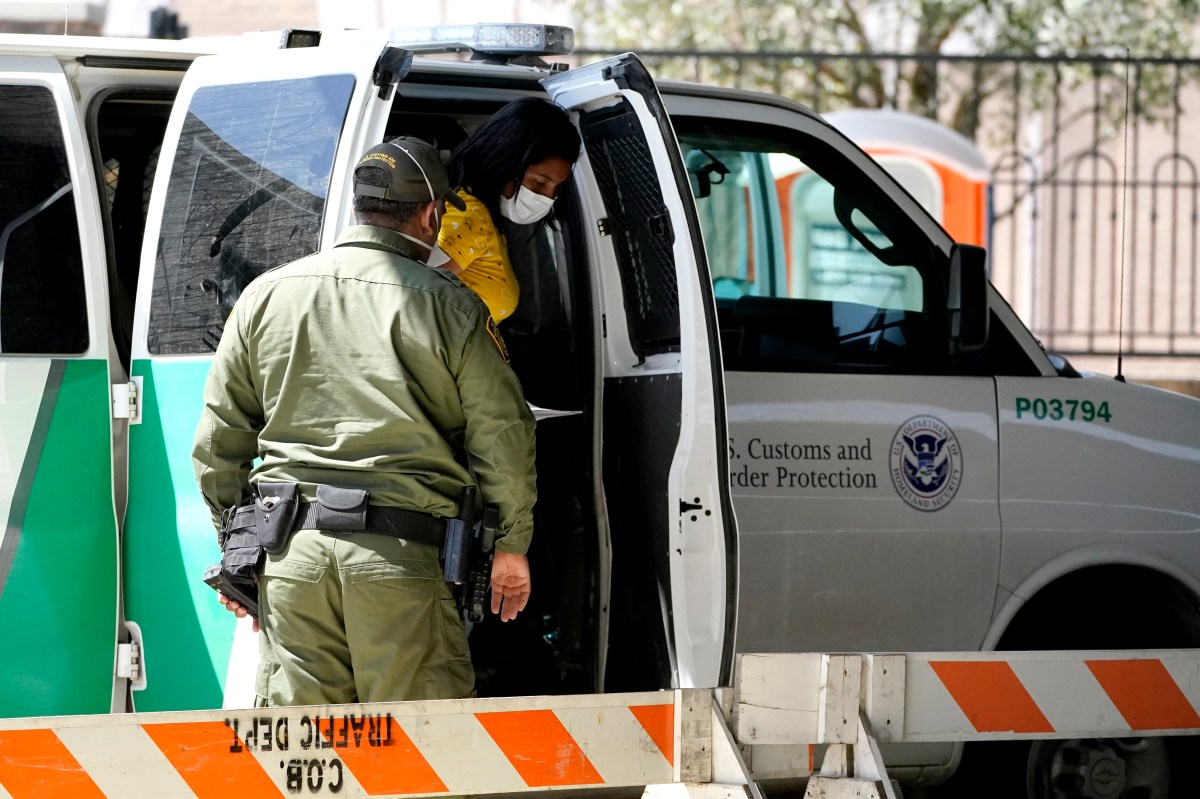 Detenciones de migrantes en la frontera sur de EE.UU. caen a su nivel más bajo desde 2021