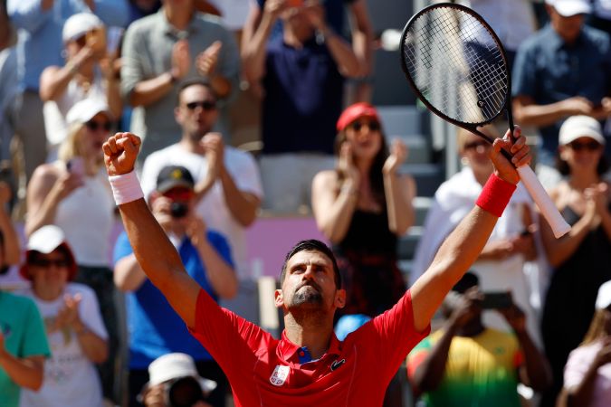 Novak Djokovic de Serbia celebra después de ganar el partido de segunda ronda individual masculino contra Rafael Nadal de España en las competiciones de tenis de los Juegos Olímpicos de París 2024. Foto: EFE/EPA/FRANCK ROBICHON.