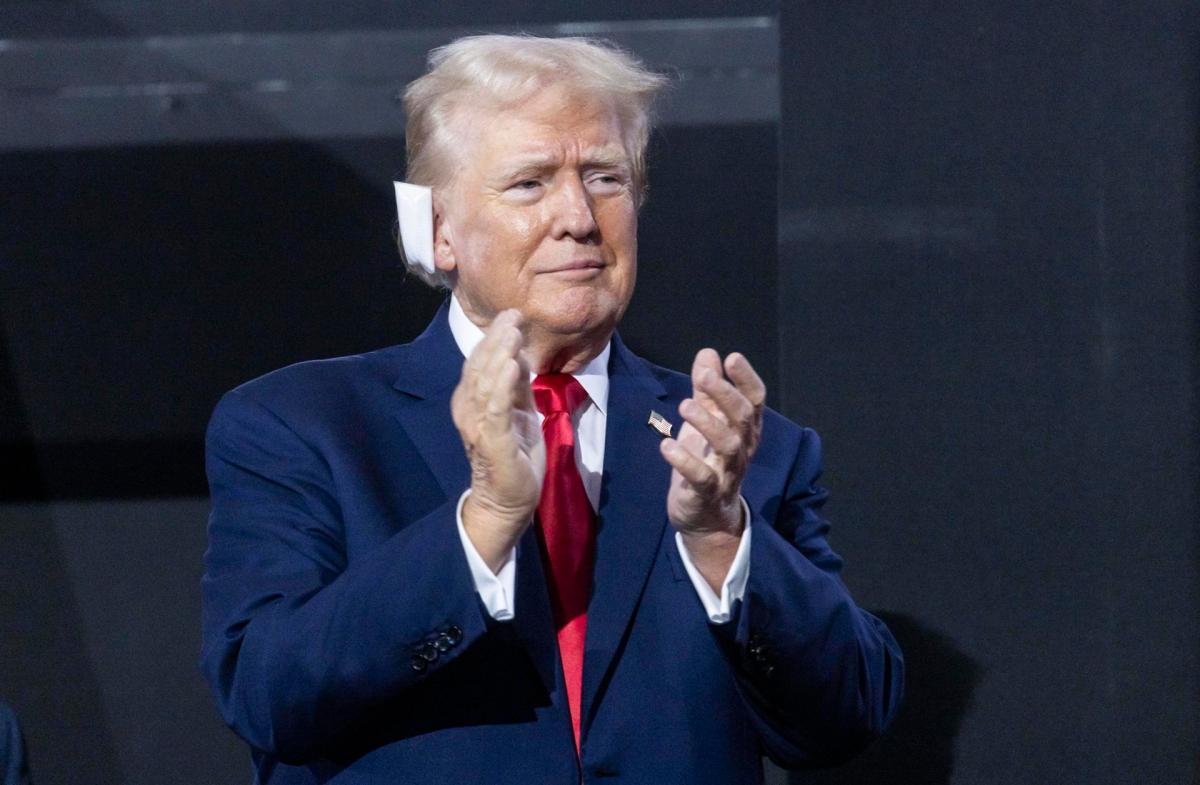 Trump hace primera aparición pública con vendaje en la oreja tras ataque en Pensilvania