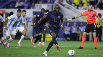 Enner Valencia cobrando penal con Ecuador.