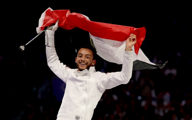 Mohamed Elsayed de Egipto celebra tras vencer a Tibor Andrasfi de Hungría en el combate por la medalla de bronce en espada individual masculina en las competiciones de esgrima en los Juegos Olímpicos de París 2024, en el Grand Palais de París, Francia, el 28 de julio de 2024. (Egipto, Francia, Hungría) EFE/EPA/RITCHIE B. TONGO