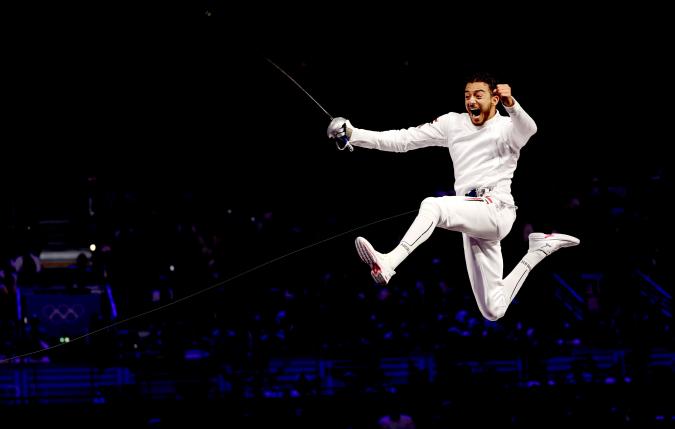 Mohamed Elsayed de Egipto celebra después de vencer a Tibor Andrasfi de Hungría en el combate por la medalla de bronce en espada individual masculina en las competencias de esgrima en los Juegos Olímpicos de París 2024, en el Grand Palais en París, Francia, el 28 de julio de 2024. EFE/EPA/RITCHIE B. TONGO