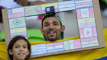 Los espectadores observan antes de un partido de fútbol del Grupo B de la Copa América entre Jamaica y Venezuela.