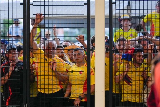 Los fanáticos esperan para ingresar al estadio antes de la final de la Copa América entre Argentina y Colombia en Miami Gardens, Florida, el domingo 14 de julio de 2024. (Foto AP/Lynne Sladky).