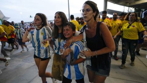 Los fanáticos intentan ingresar al estadio luego de los retrasos en la final de la Copa América.