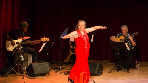 Aurora Reyes, cofundadora y bailarina de la compañía, estuvo un tiempo en España  donde estudió intensamente el arte del baile flamenco