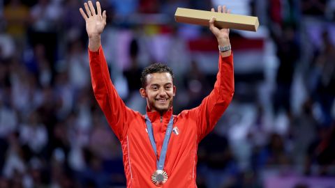 El medallista de bronce Mohamed Elsayed de Egipto durante la ceremonia de entrega de medallas