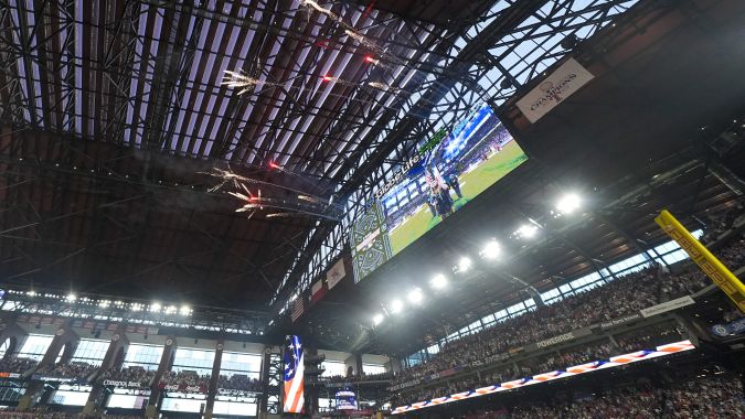 Ingrid Andress aparece en la pantalla grande mientras canta el himno nacional antes del inicio del Derby de Jonrones de Béisbol All-Star de la MLB.