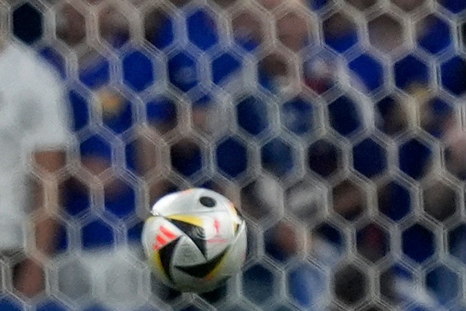 Momento exacto en el que Lamine Yamal dispara a gol. Foto: Matthias Schrader / AP.