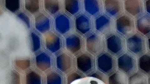 Momento exacto en el que Lamine Yamal dispara a gol. Foto: Matthias Schrader / AP.
