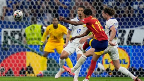 Momento exacto en el que Lamine Yamal dispara a gol. Foto: Matthias Schrader / AP.