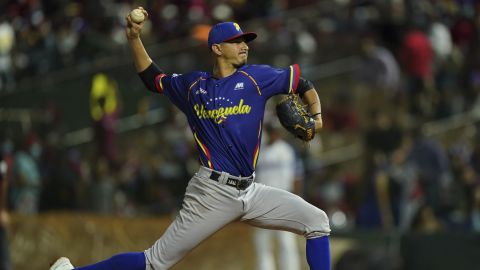 Henry Centeno realiza un lanzamiento contra República Dominicana durante un partido de béisbol de la Serie del Caribe.
