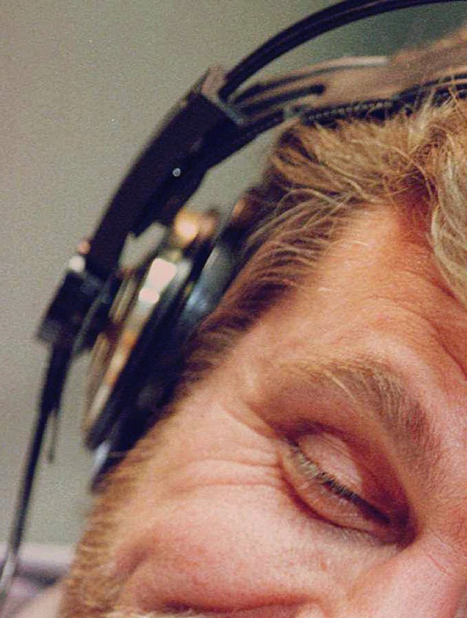 El comentarista deportivo Howard Eskin escucha a una persona que llama el jueves 30 de enero de 1997 en WIP en Filadelfia. La policía dice que una mujer de Pottstown, Pensilvania, envió cartas por correo electrónico a Eskin, y cuando él respondió enviándole flores para "alegrarle el día", su marido la mató a puñaladas el 20 de enero. Foto: George Widman / AP.