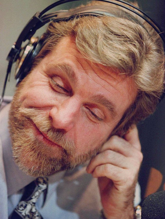 El comentarista deportivo Howard Eskin escucha a una persona que llama el jueves 30 de enero de 1997 en WIP en Filadelfia. La policía dice que una mujer de Pottstown, Pensilvania, envió cartas por correo electrónico a Eskin, y cuando él respondió enviándole flores para "alegrarle el día", su marido la mató a puñaladas el 20 de enero. Foto: George Widman / AP.