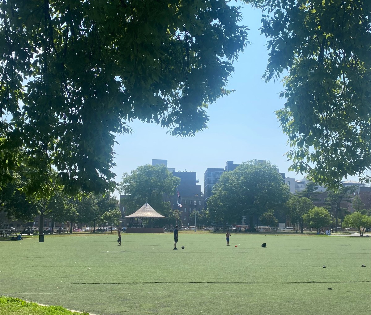 Vecindarios más vulnerables a la violencia en NYC reciben $4,2 millones para planes deportivos