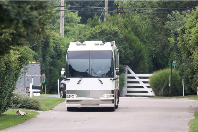 Jennifer López fue vista saliendo de su casa de los Hamptons en una autocaravana. / Foto de Grosby Group.