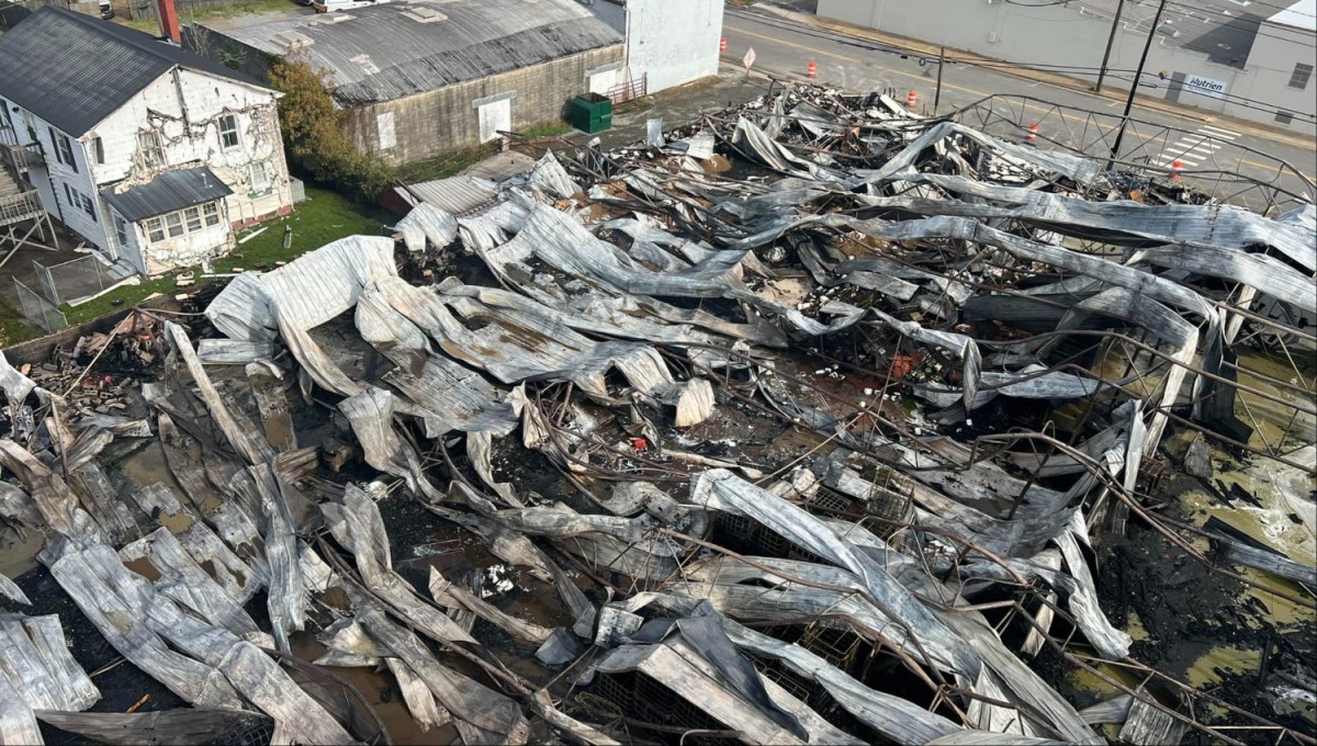 Quince bomberos heridos al combatir incendio en almacén de fertilizantes en Virginia