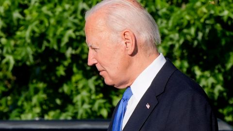 Biden en algunas ocasiones ha respondido a los reporteros, pero en otras ha salido de la sala ignorando preguntas.