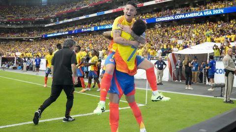 James Rodríguez y Luis Díaz celebran juntos en la Copa América 2024.