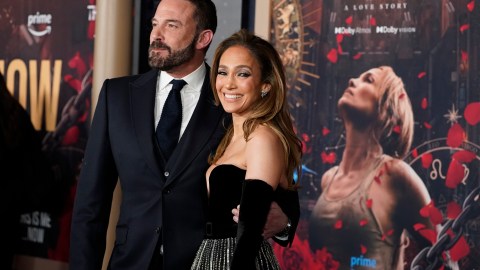 Jennifer López y Ben Affleck posando juntos.