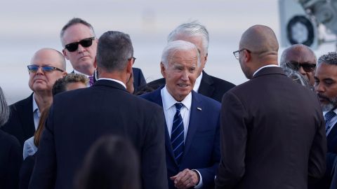 Biden muestra mejoría significativa, pero todavía tiene síntomas de covid: médico