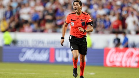 Árbitro Peruano kevin Ortega. Foto: EFE/EPA/WILLIAM PURNELL.