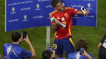 Lamine Yamal celebrando MVP en las semifinales de la Eurocopa 2024. Foto: Ariel Schalit / AP.