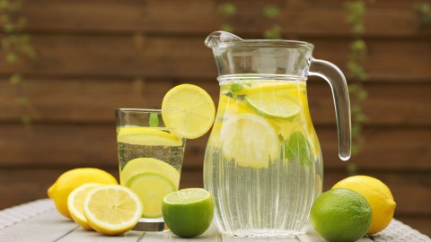 Vuelve un hábito cotidiano el consumo de esta refrescante agua detox y pierde medidas en el camino.