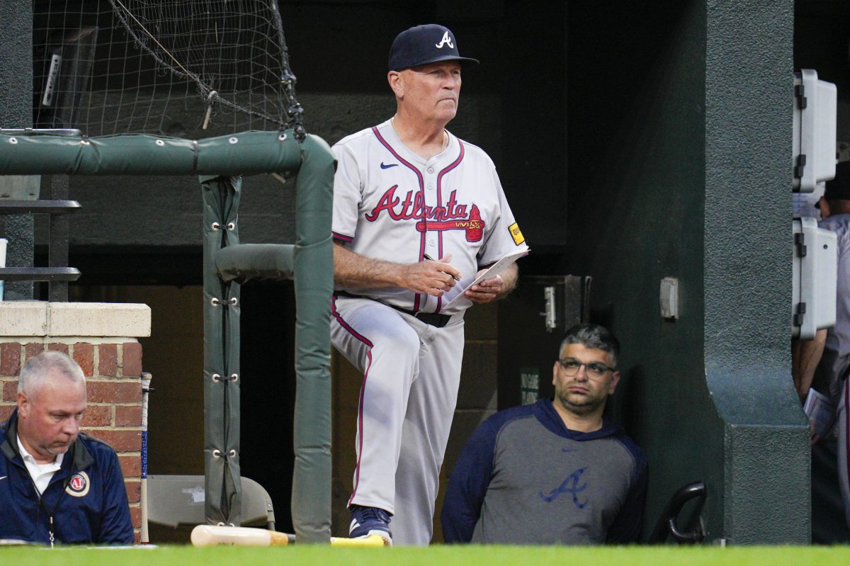 Manager de Atlanta Braves se hizo viral tras recibir pelotazo en partes íntimas (VIDEO)
