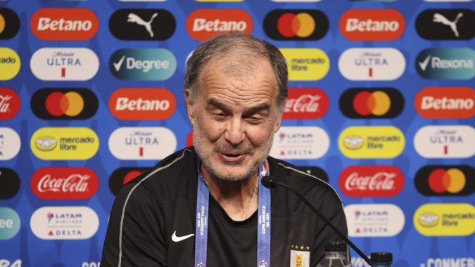 Marcelo Bielsa, habla durante una conferencia de prensa de la Copa América.