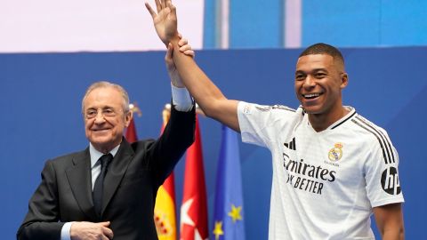 El presidente del Real Madrid, Florentino Pérez, presenta a Kylian Mbappé, de Francia, a los aficionados como nuevo jugador del Real Madrid en el estadio Santiago Bernabeu de Madrid, el martes 16 de julio de 2024. (Foto AP/Andrea Comas)