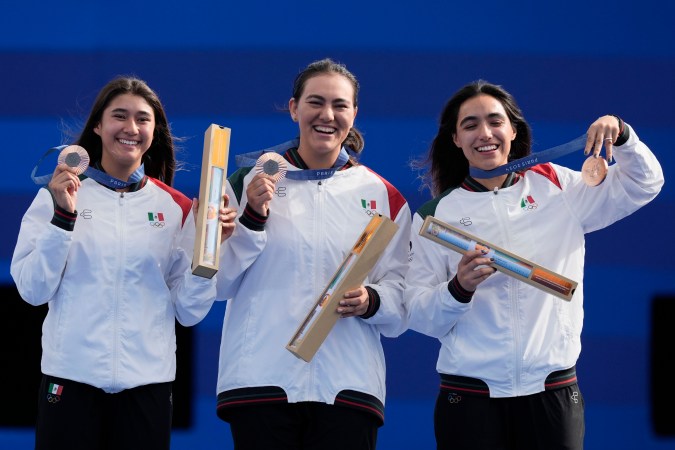 Las ganadoras de la medalla de bronce, la mexicana Ángela Ruiz (izquierda), Alejandra Valencia (centro) y Ana Vázquez (derecha), celebran durante la ceremonia de entrega de medallas del equipo femenino en los Juegos Olímpicos de Verano de 2024, el domingo 28 de julio de 2024, en París, Francia. (Foto AP/Rebecca Blackwell)