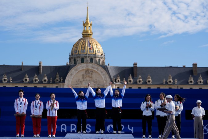 Angela Ruiz de México (izquierda), Alejandra Valencia (centro) y Ana Vázquez (derecha), celebran durante la ceremonia de entrega de medallas del equipo femenino en los Juegos Olímpicos de Verano de 2024, el domingo 28 de julio de 2024, en París, Francia. (Foto AP/Rebecca Blackwell)