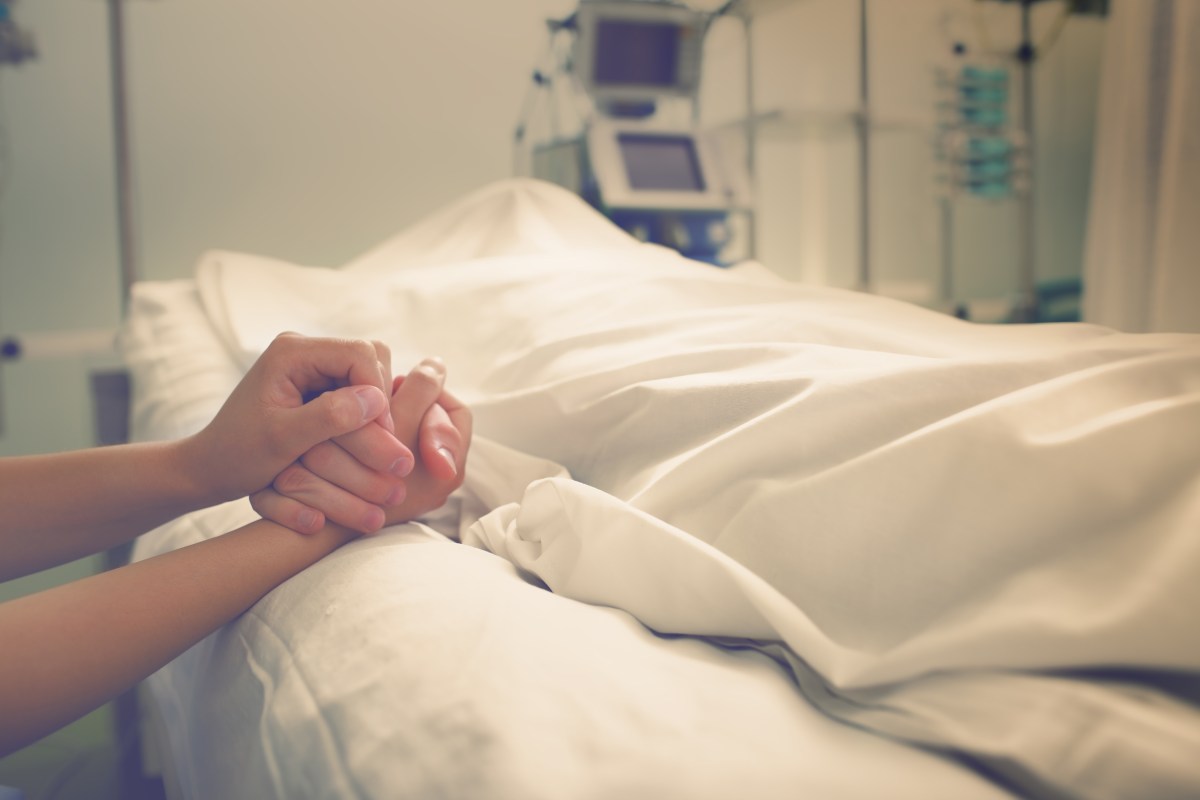 Mujer asegura haber estado muerta por varios minutos y que la experiencia fue “humillante”