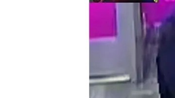 describieron a los dos sospechosos para interrogarlos, que tienen una altura de cerca de 5 pies y 7 pulgadas, de tez clara y constitución media.