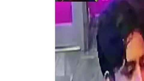 describieron a los dos sospechosos para interrogarlos, que tienen una altura de cerca de 5 pies y 7 pulgadas, de tez clara y constitución media.