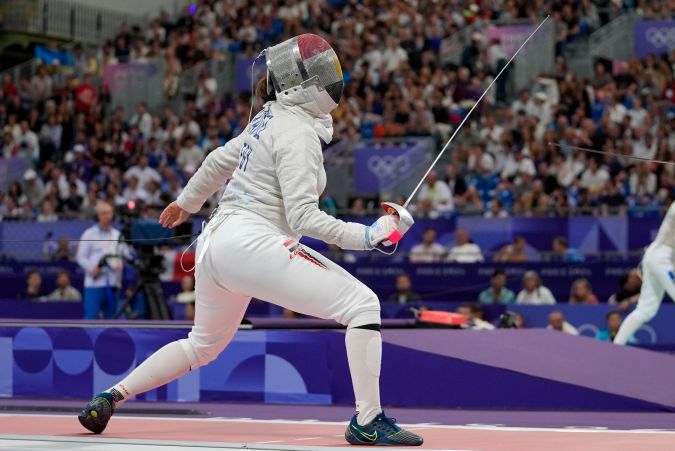 La egipcia Nada Hafez y la estadounidense Elizabeth Tartakovsky compiten en los dieciseisavos de final de sable femenino individual durante los Juegos Olímpicos de Verano de 2024 en el Grand Palais, el lunes 29 de julio de 2024, en París, Francia. (Foto AP/Andrew Medichini).