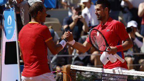 Rafael Nadal felicita a Novak Djokovic por su victoria en segunda ronda individual masculino en los Juegos Olímpicos de París 2024.