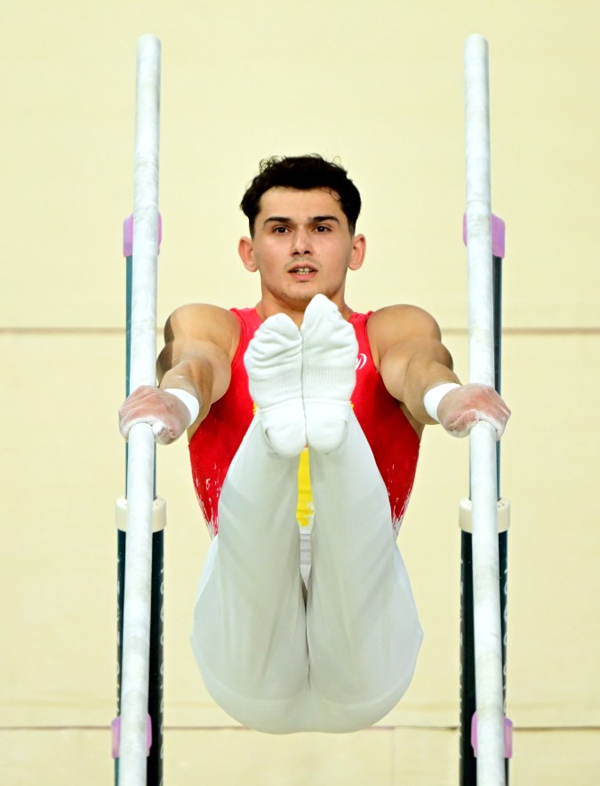 El español Nicolau Mir realiza una prueba de gimnasia artística en barras paralelas durante la fase de clasificación masculina de los Juegos Olímpicos de París 2024, en el Bercy Arena de París, Francia, el 27 de julio de 2024. (Francia, España) EFE/EPA/CHRISTIAN BRUNA