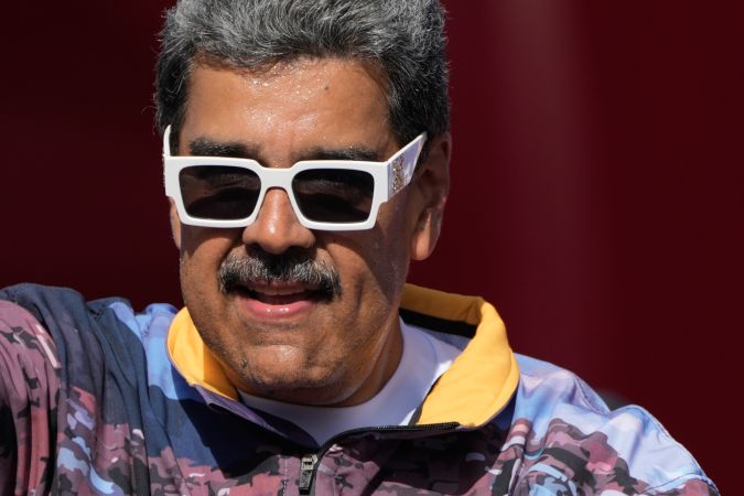 Nicolás Maduro, observa durante un mitin de campaña en el barrio de Petare en Caracas, Venezuela, el jueves 18 de julio de 2024. (Foto AP/Ariana Cubillos).
