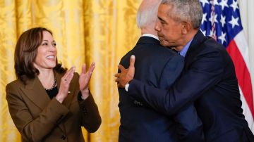 El expresidente Barack Obama durante un acto en la Casa Blanca en 2022 con el presidente Joe Biden y la vicepresidenta Kamala Harris.