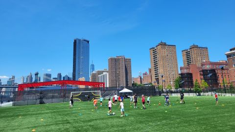 El parque cuenta con canchas de fútbol, tenis y baloncesto.