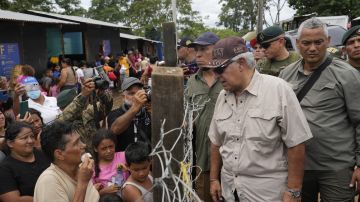 El presidente de Panamá, José Raúl Mulino, durante una visita a migrantes en la selva del Darién.